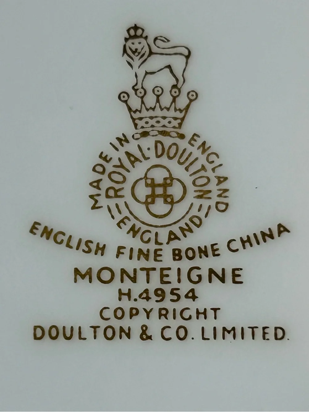 ROYAL DOULTON MONTEIGNE 4954 Bone China Covered Tureen Serving Bowl White Gold